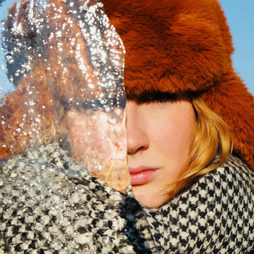 Portrait artistique d'une femme en bonnet de fourrure, double exposition avec gouttes d'eau